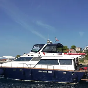  Botel Motor Boat Paloma Rea